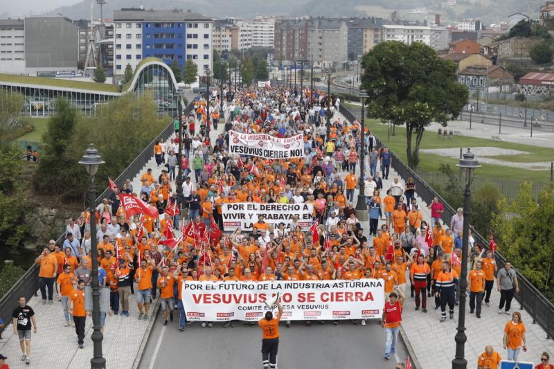 Trabajadores de la factoría langreana de Vesuvius, representantes políticos y sindicales y decenas de vecinos de la comarca participan en una marcha por la continuidad de la fábrica, cuyo futuro está amenazado por un ERE que afectará a los 111 trabajadores. Los manifestantes caminaron desde las instalaciones en el polígono de Riaño hasta el Ayuntamiento de Langreo.