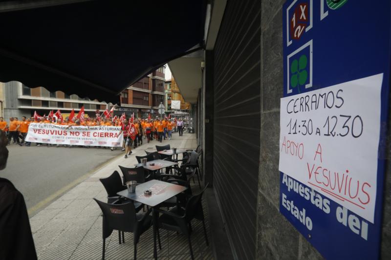 Trabajadores de la factoría langreana de Vesuvius, representantes políticos y sindicales y decenas de vecinos de la comarca participan en una marcha por la continuidad de la fábrica, cuyo futuro está amenazado por un ERE que afectará a los 111 trabajadores. Los manifestantes caminaron desde las instalaciones en el polígono de Riaño hasta el Ayuntamiento de Langreo.