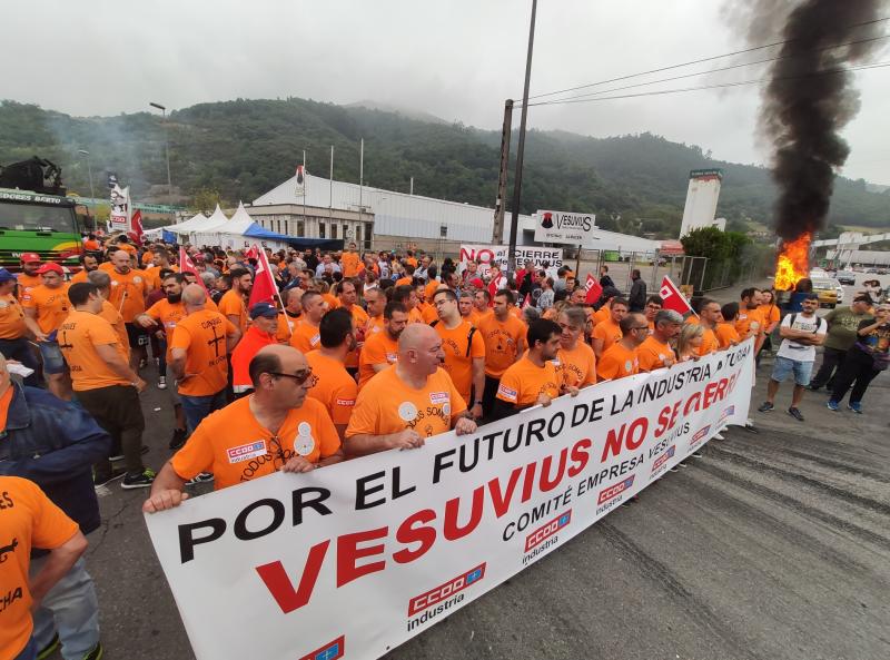 Trabajadores de la factoría langreana de Vesuvius, representantes políticos y sindicales y decenas de vecinos de la comarca participan en una marcha por la continuidad de la fábrica, cuyo futuro está amenazado por un ERE que afectará a los 111 trabajadores. Los manifestantes caminaron desde las instalaciones en el polígono de Riaño hasta el Ayuntamiento de Langreo.