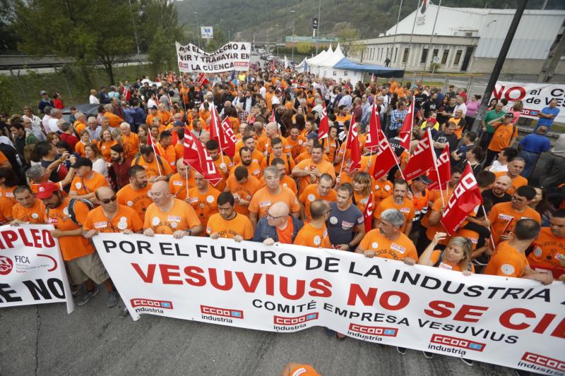 Trabajadores de la factoría langreana de Vesuvius, representantes políticos y sindicales y decenas de vecinos de la comarca participan en una marcha por la continuidad de la fábrica, cuyo futuro está amenazado por un ERE que afectará a los 111 trabajadores. Los manifestantes caminaron desde las instalaciones en el polígono de Riaño hasta el Ayuntamiento de Langreo.