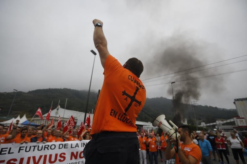 Trabajadores de la factoría langreana de Vesuvius, representantes políticos y sindicales y decenas de vecinos de la comarca participan en una marcha por la continuidad de la fábrica, cuyo futuro está amenazado por un ERE que afectará a los 111 trabajadores. Los manifestantes caminaron desde las instalaciones en el polígono de Riaño hasta el Ayuntamiento de Langreo.