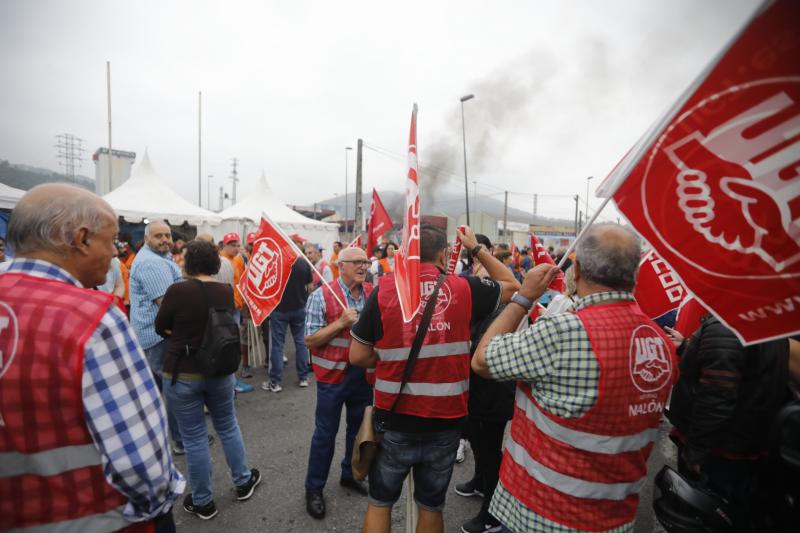 Trabajadores de la factoría langreana de Vesuvius, representantes políticos y sindicales y decenas de vecinos de la comarca participan en una marcha por la continuidad de la fábrica, cuyo futuro está amenazado por un ERE que afectará a los 111 trabajadores. Los manifestantes caminaron desde las instalaciones en el polígono de Riaño hasta el Ayuntamiento de Langreo.