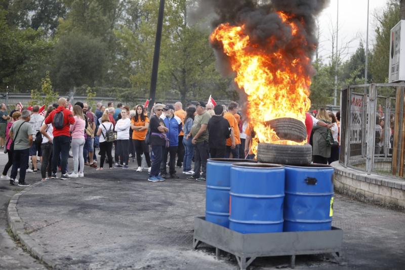 Trabajadores de la factoría langreana de Vesuvius, representantes políticos y sindicales y decenas de vecinos de la comarca participan en una marcha por la continuidad de la fábrica, cuyo futuro está amenazado por un ERE que afectará a los 111 trabajadores. Los manifestantes caminaron desde las instalaciones en el polígono de Riaño hasta el Ayuntamiento de Langreo.