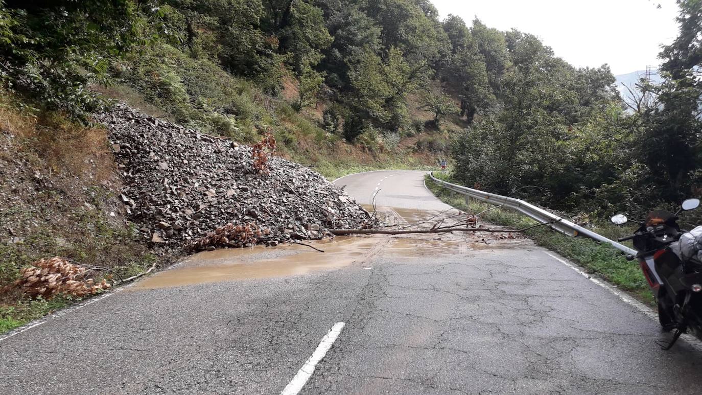 La carrerera AS-15 permanece cortada entre los kilómetros 88 y 90, a la altura de Fondos de Vega, en Degaña, tras producirse cinco argayos como consecuencia de una fuerte tormenta que cayó pasadas las 14 horas