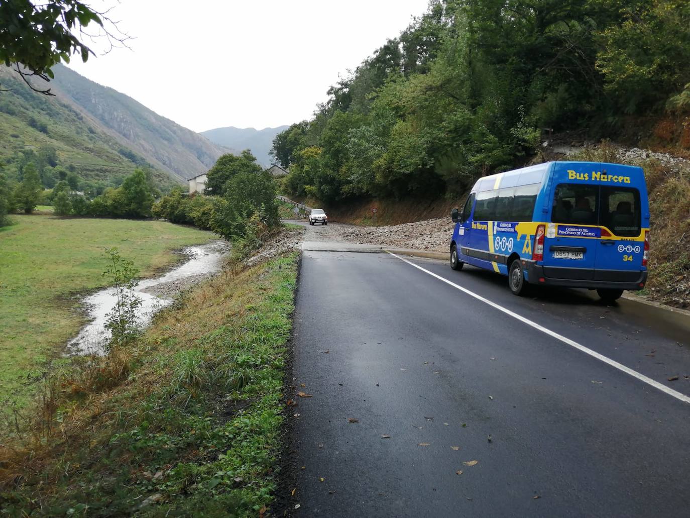 La carrerera AS-15 permanece cortada entre los kilómetros 88 y 90, a la altura de Fondos de Vega, en Degaña, tras producirse cinco argayos como consecuencia de una fuerte tormenta que cayó pasadas las 14 horas