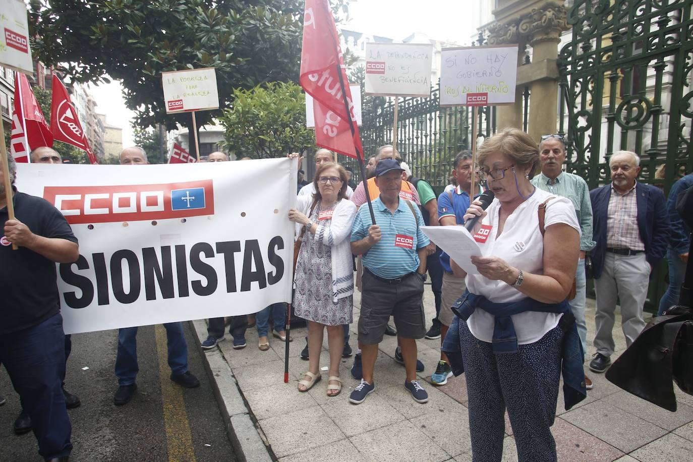 Las federaciones de pensionistas de CC OO y UGT y la Fampa se han concentrado este martes frente a la Junta General para reclamar que las políticas relacionadas con los mayores sean «una prioridad» en la agenda política del Gobierno