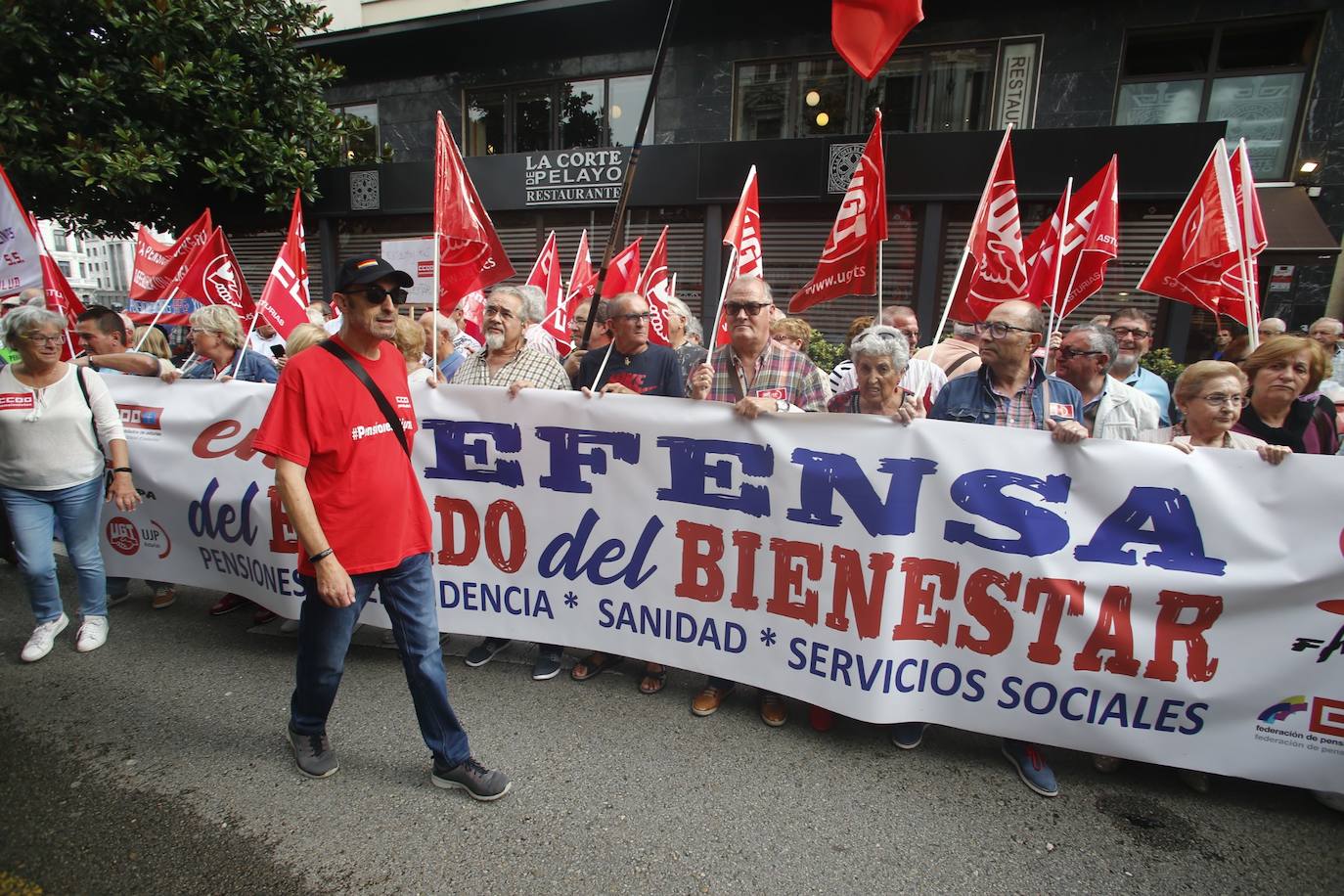 Las federaciones de pensionistas de CC OO y UGT y la Fampa se han concentrado este martes frente a la Junta General para reclamar que las políticas relacionadas con los mayores sean «una prioridad» en la agenda política del Gobierno