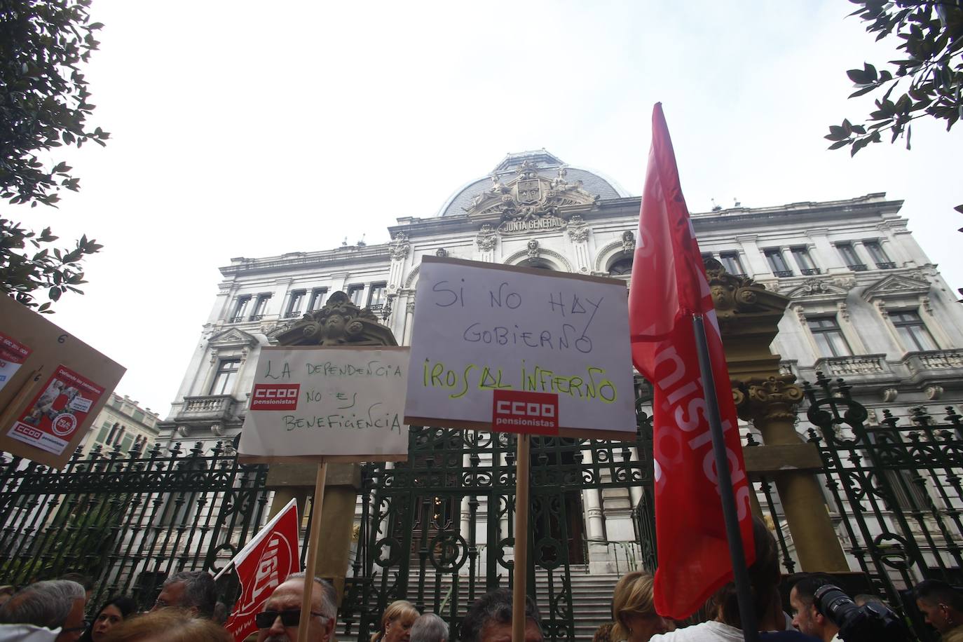 Las federaciones de pensionistas de CC OO y UGT y la Fampa se han concentrado este martes frente a la Junta General para reclamar que las políticas relacionadas con los mayores sean «una prioridad» en la agenda política del Gobierno