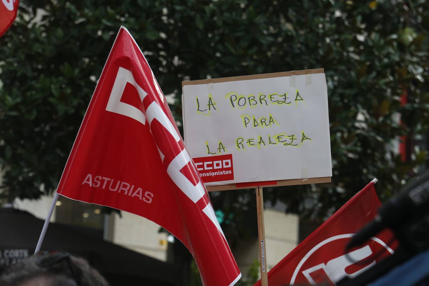 Las federaciones de pensionistas de CC OO y UGT y la Fampa se han concentrado este martes frente a la Junta General para reclamar que las políticas relacionadas con los mayores sean «una prioridad» en la agenda política del Gobierno