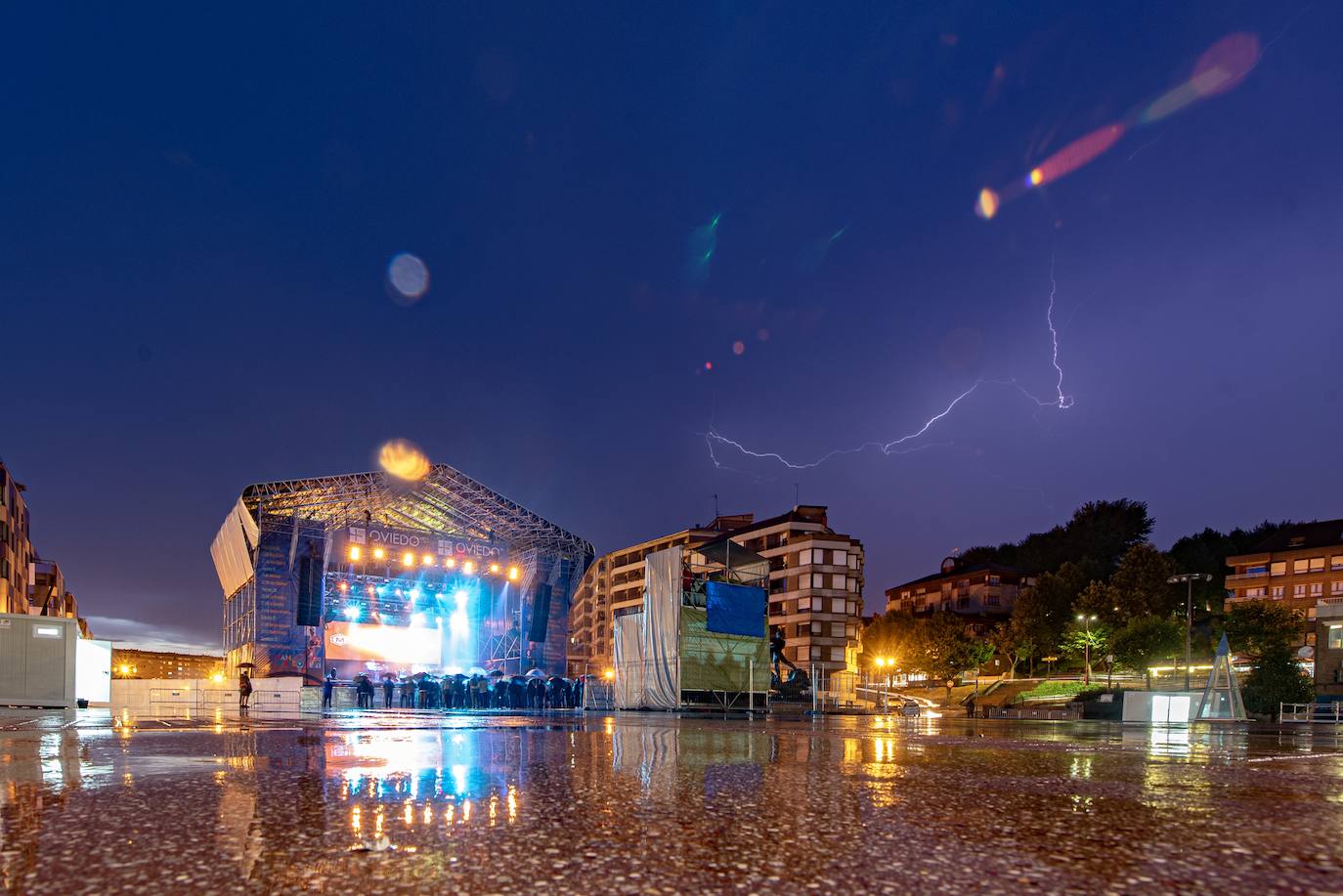 La banda actuó en el escenario de las fiestas de San Mateo situado en la Losa. 