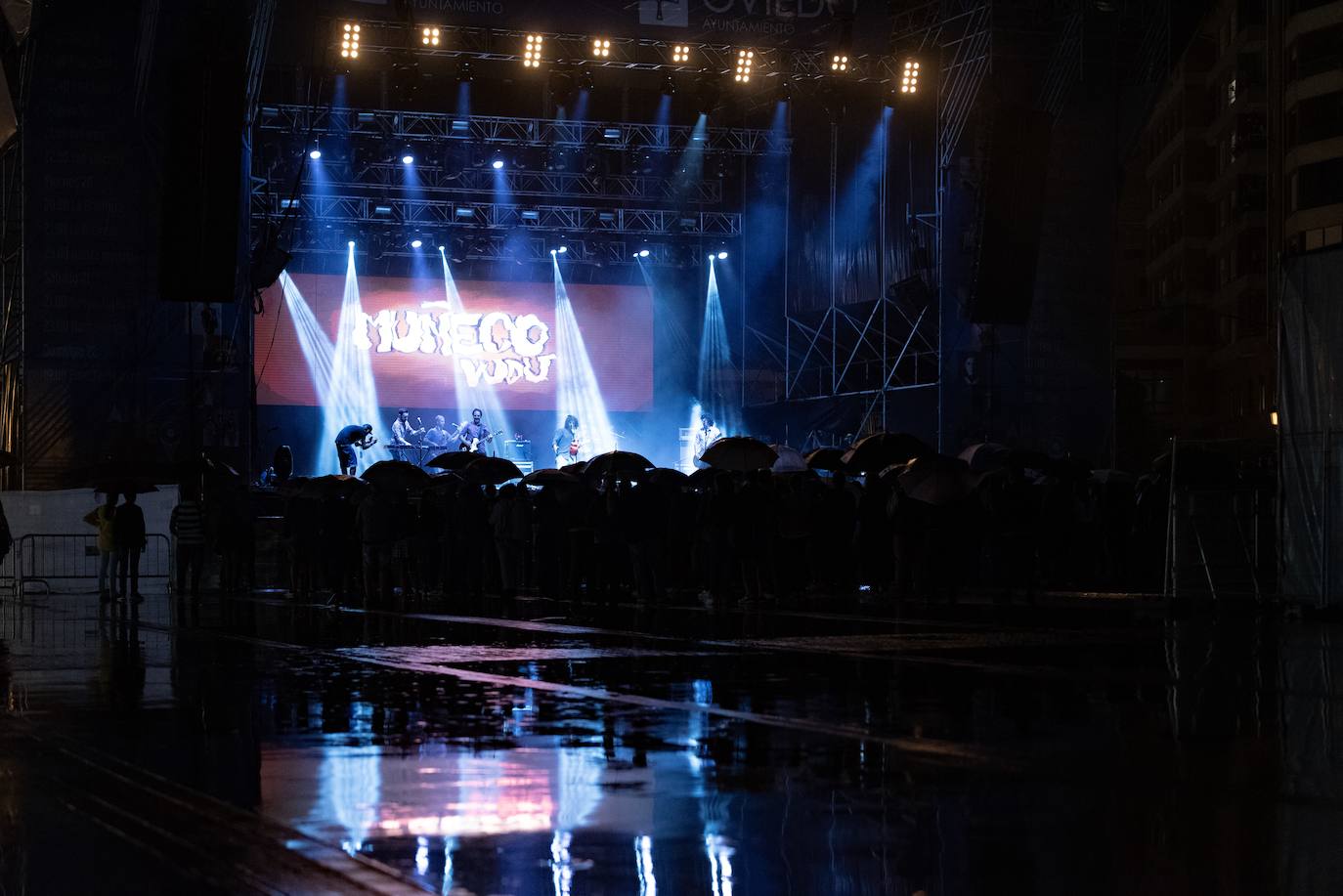 La banda actuó en el escenario de las fiestas de San Mateo situado en la Losa. 