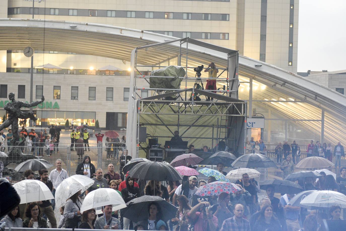 La banda actuó en el escenario de las fiestas de San Mateo situado en la Losa. 