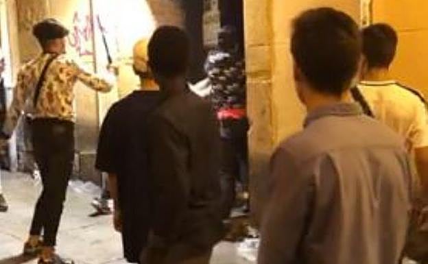 Los jóvenes durante el apuñalamiento ocurrido el domingo en la calle Mon. 