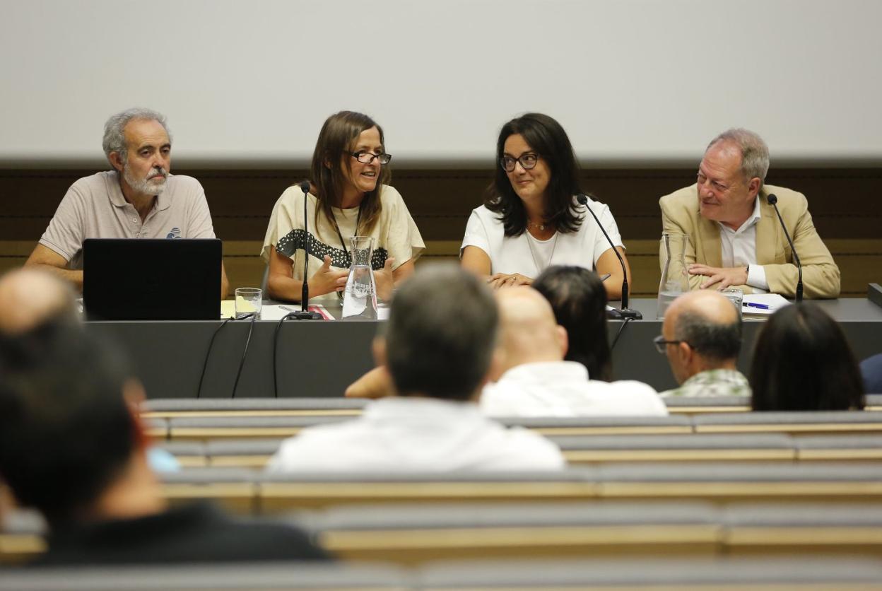 Manuel Cañete, Eve Blanco, María Ángeles Mallavibarrena y Aurelio Martín, en la mesa redonda sobre movilidad celebrada en la Escuela de Comercio. 