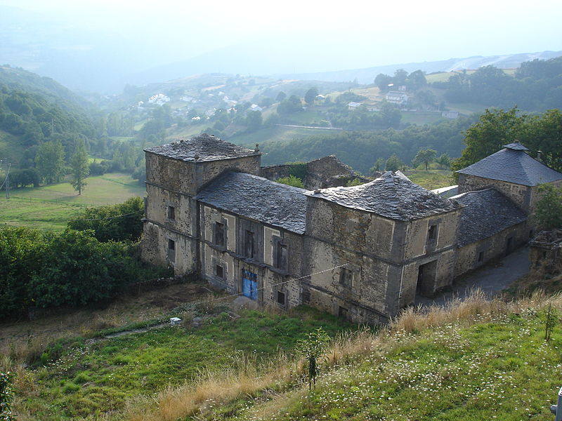 Palacio de Tormaleo. Palacio rural edificado en el siglo XVIII en Ibias. Abandonado y en ruinas. Se ha detectado «venta de piedra y demás elementos arquitectónicos». Bien de Interés Cultural.