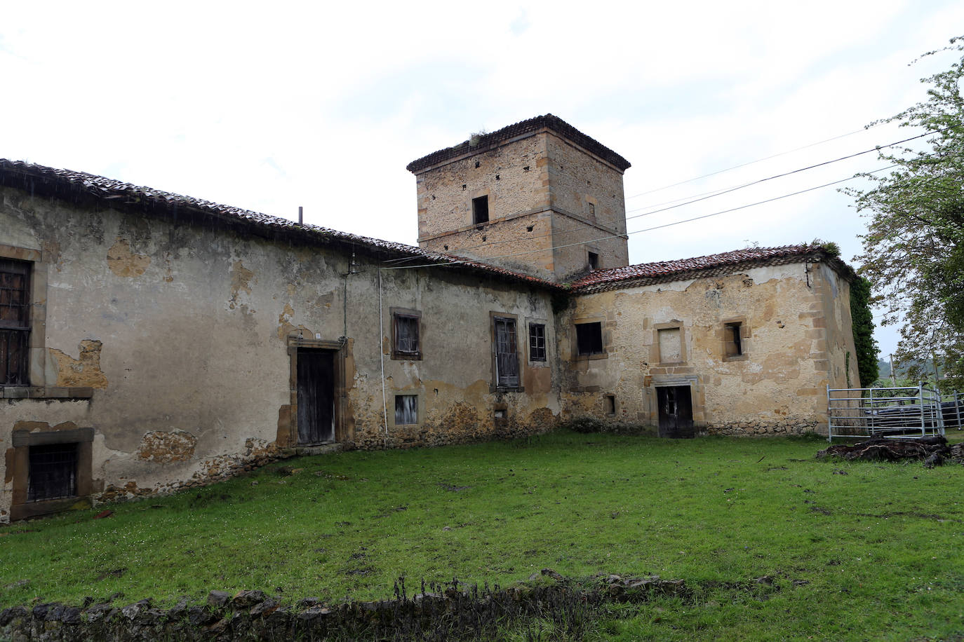 Palacio de Vigil de Quiñones. Conocido también como Palacio de Moral, en Sariego. Es un ejemplo de arquitectura señorial asturiana, edificado a principios del siglo XVII. «Muy deteriorado».