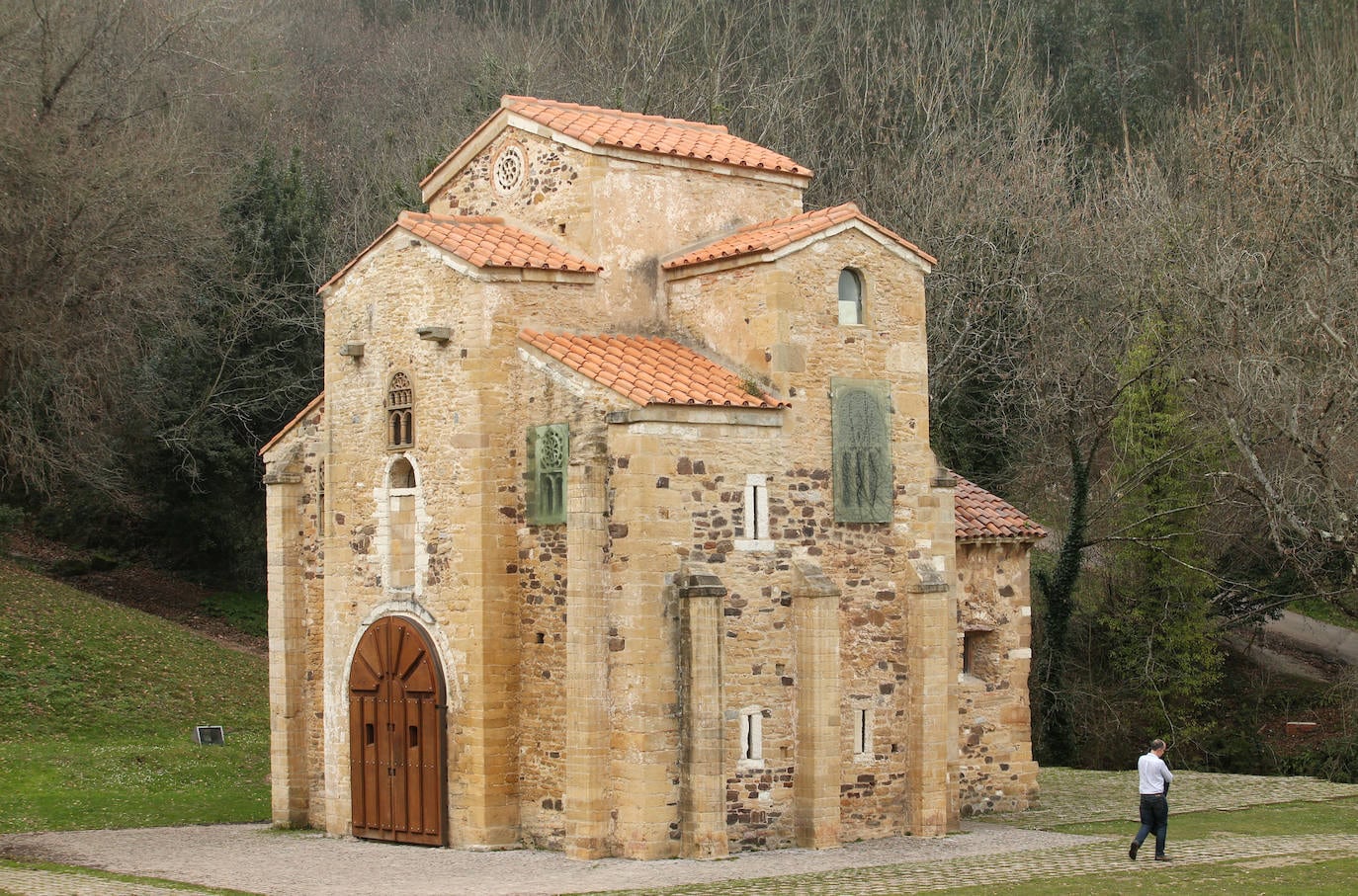 San Miguel de Lillo. El Ministerio de Cultura realiza obras de emergencia para reforzar varias zonas de la iglesia en las que se han descubierto grietas que amenazan con derrumbes.