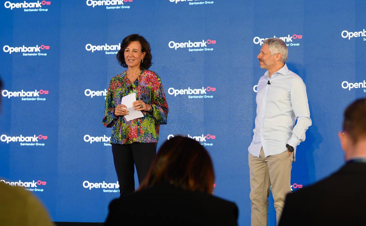 La presidenta del Santander, Ana Botín, junto al consejero delegado de Openbank, Ezequiel Szafir. 