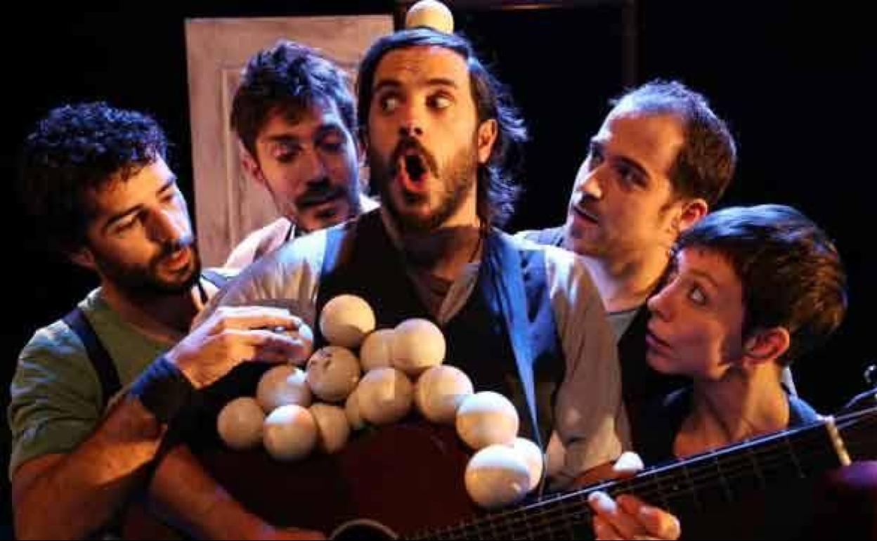 La Trócola Circ despliega en Gijón su espectáculo de música, malabares, acrobacias y humorístico