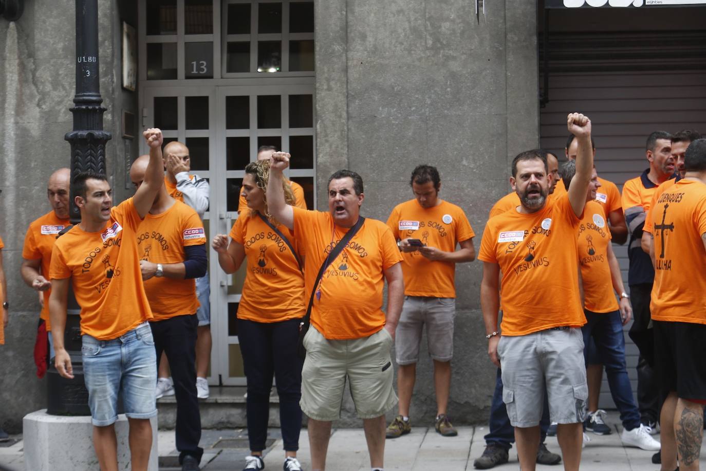 Fotos: Los trabajadores de Vesuvius exigen a la empresa que retire el ERE