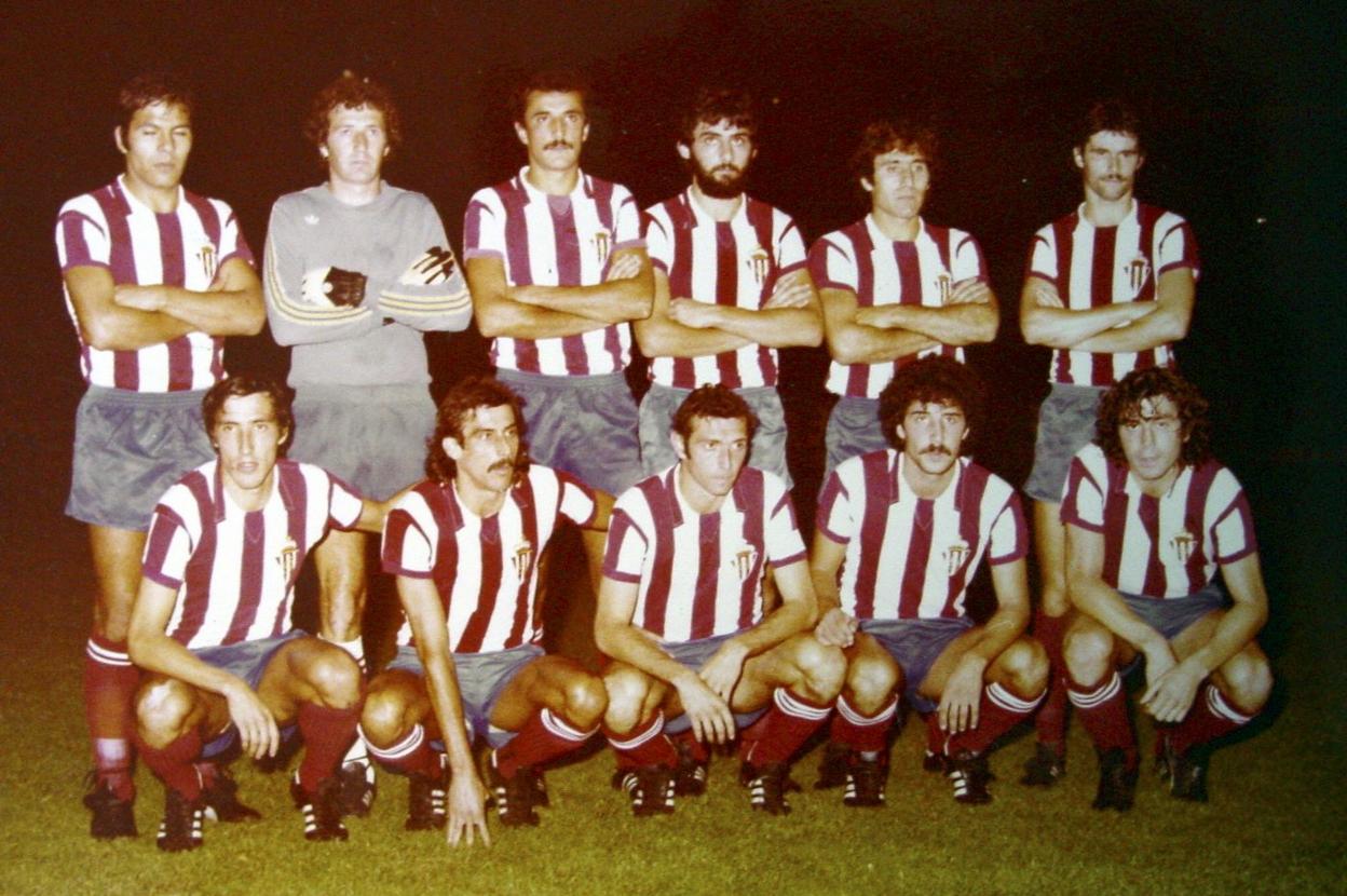 Alineación inicial del Sporting ante el PSV. De izquierda a derecha, de pie, Doria, Castro, Joaquín, Jiménez, Uría y Ciriaco. Agachados, Abel, Mesa, Quini, David y Ferrero. 