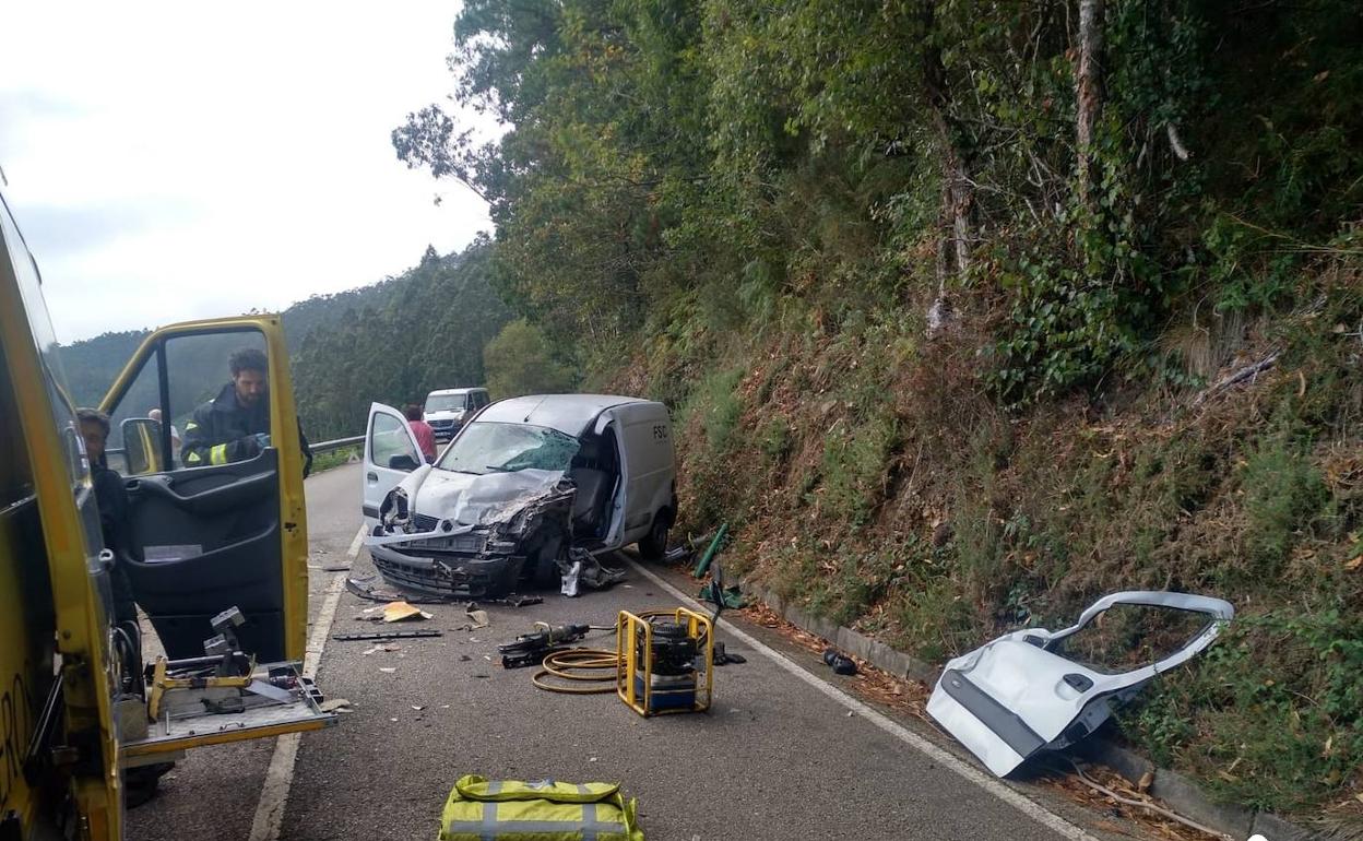 Estado en el que quedó la furgoneta en la que viajaba el conductor que resultó herido. 