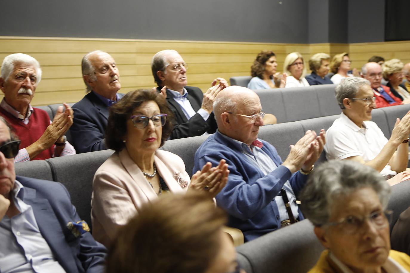 Decenas de personas se reunieron para recordar a José Luis Martínez, presidente de la entidad ente 1994 y 2013, etapa en la que la revitalizó.