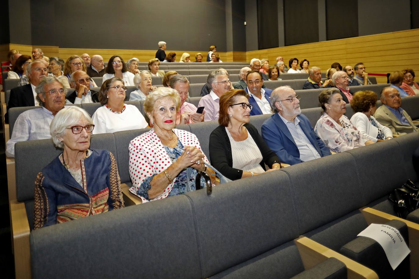 Decenas de personas se reunieron para recordar a José Luis Martínez, presidente de la entidad ente 1994 y 2013, etapa en la que la revitalizó.