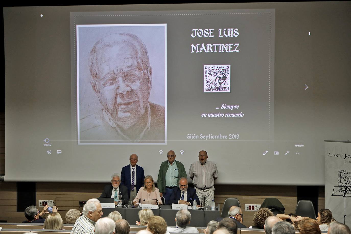 Decenas de personas se reunieron para recordar a José Luis Martínez, presidente de la entidad ente 1994 y 2013, etapa en la que la revitalizó.