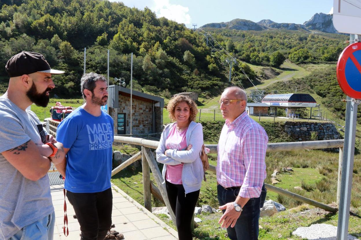 El edil Joaquín Cabrerizo, Javier Martínez Iglesias, Beatriz Álvarez Mesa y Jorge Fernández Fierro, en Fuentes de Invierno. 