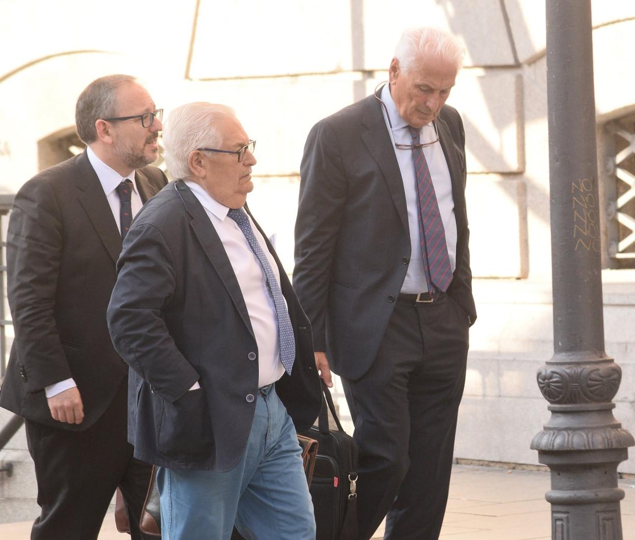 José Luis Díaz Rato, ex director general de El Musel, a la derecha, acompañado de Viliulfo Díaz. 