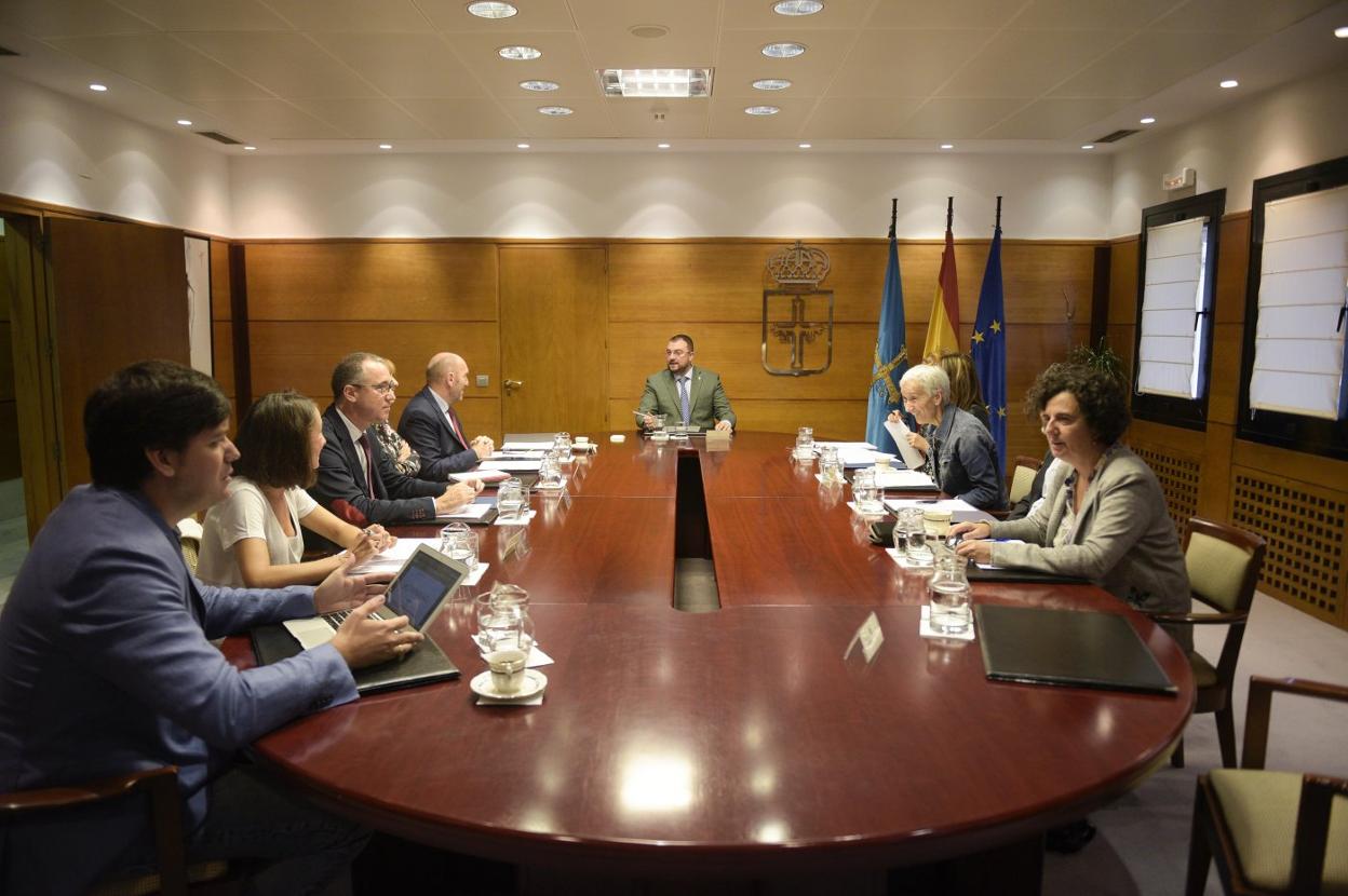 El consejo de Gobierno, presidido por Adrián Barbón, reunido ayer. 