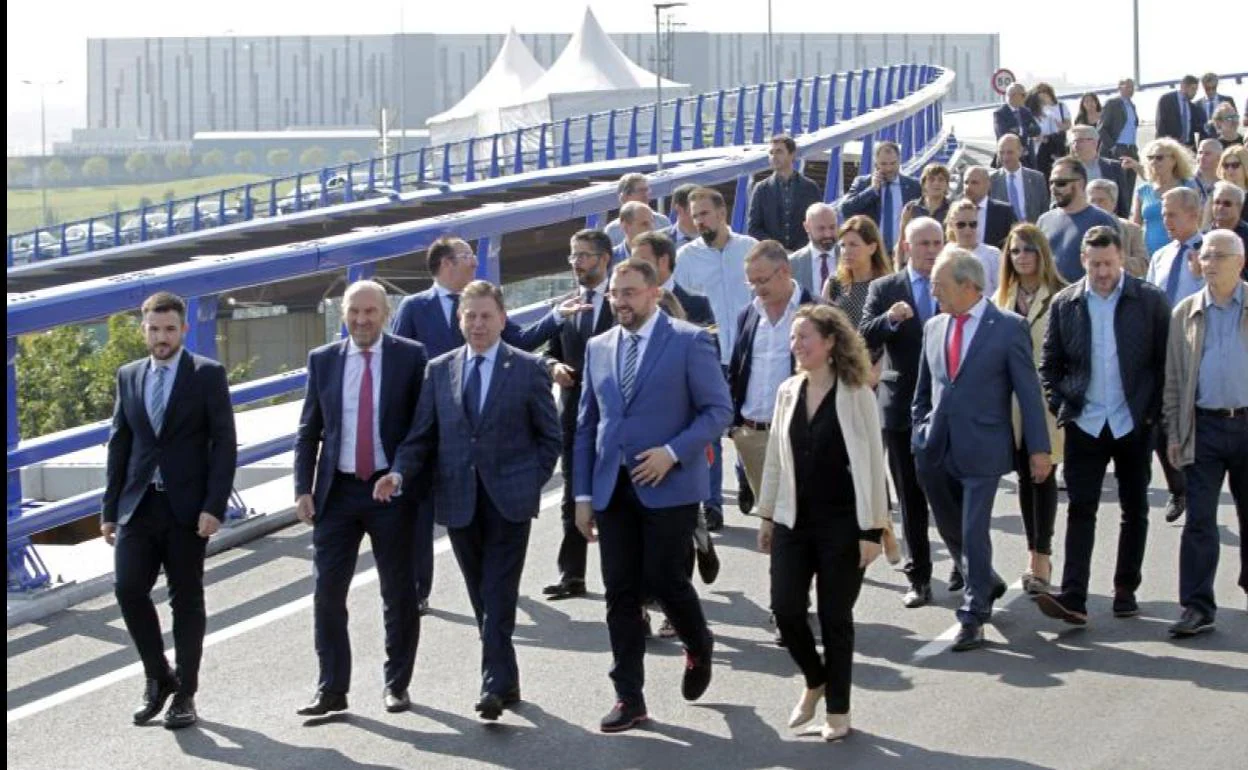 Representantes políticos del Principado y el Ayuntamiento de Oviedo pasean por el nuevo vial.