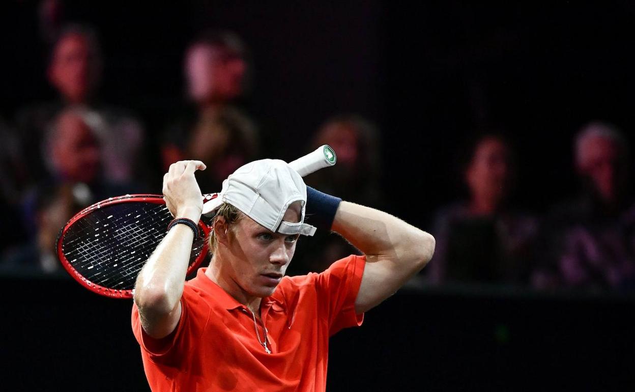 Denis Shapovalov se justa la gorra durante el partido.