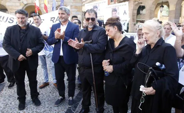 Juan José Cortés (segundo por la izquierda), junto a los familiares de Eleazar, en la concentración ante el Ayuntamiento de Gijón.