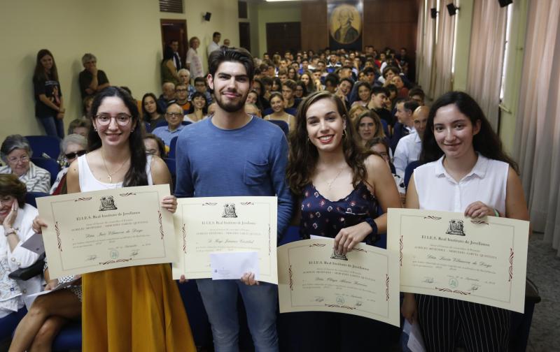 Cuatro alumnos del Jovellanos reciben el premio Aurelio Menéndez-Mercedes García a la excelencia tras haber finalizado sus estudios de Bachillerato Internacional con los mejores expedientes de su promoción y una nota media de 10.
