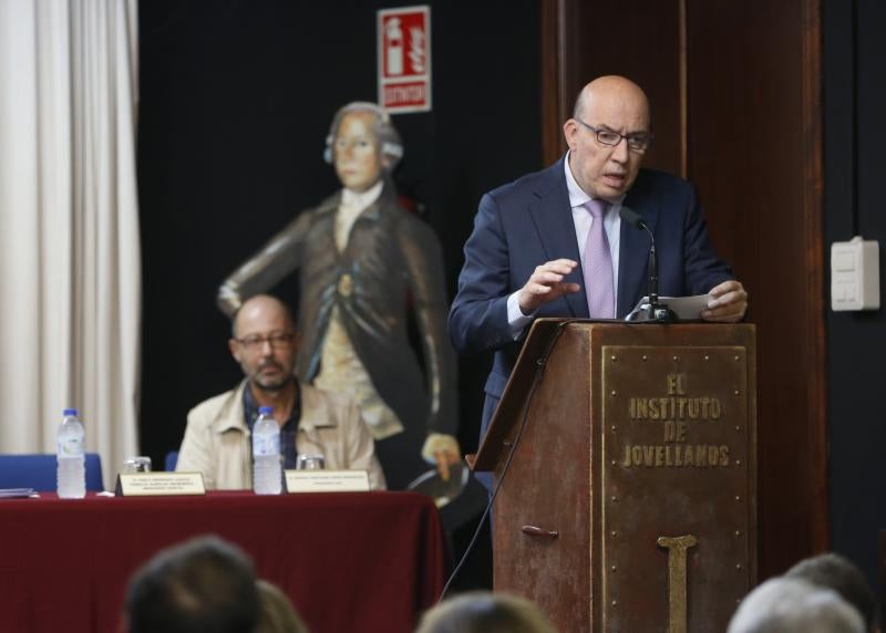 Cuatro alumnos del Jovellanos reciben el premio Aurelio Menéndez-Mercedes García a la excelencia tras haber finalizado sus estudios de Bachillerato Internacional con los mejores expedientes de su promoción y una nota media de 10.