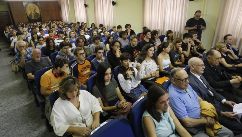 Cuatro alumnos del Jovellanos reciben el premio Aurelio Menéndez-Mercedes García a la excelencia tras haber finalizado sus estudios de Bachillerato Internacional con los mejores expedientes de su promoción y una nota media de 10.