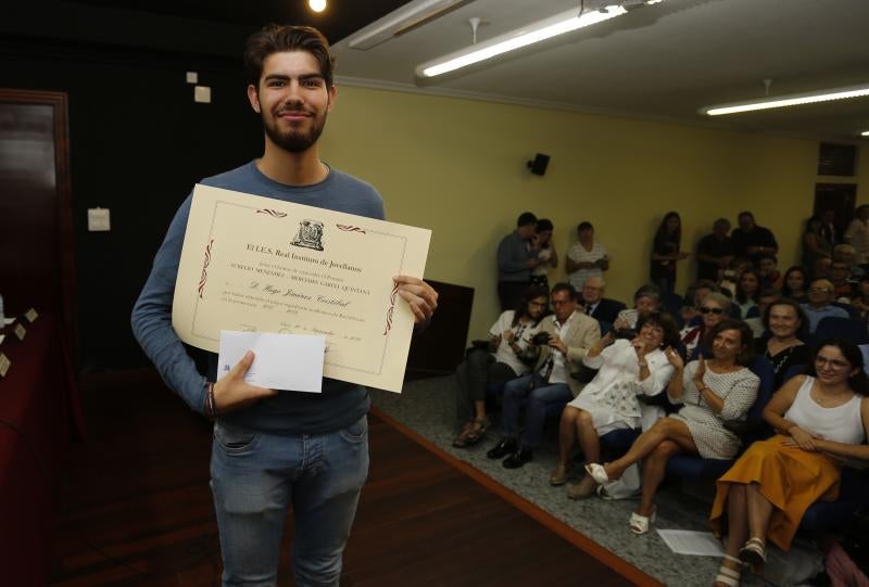 Cuatro alumnos del Jovellanos reciben el premio Aurelio Menéndez-Mercedes García a la excelencia tras haber finalizado sus estudios de Bachillerato Internacional con los mejores expedientes de su promoción y una nota media de 10.