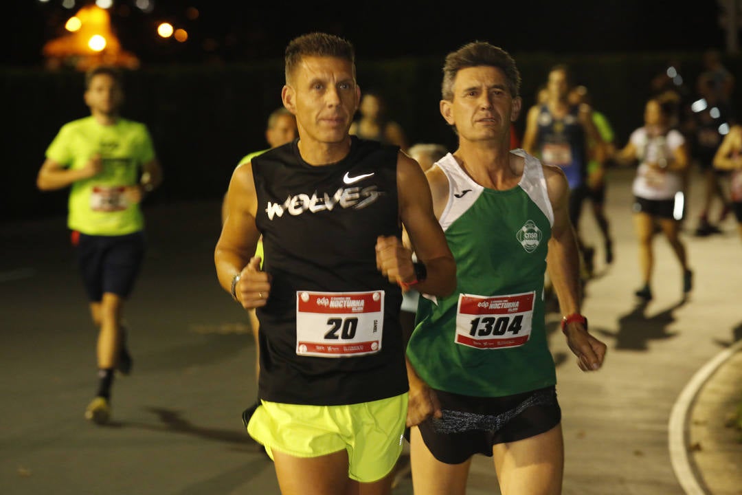 Una multitud de corredores recorrieron las calles de la ciudad iluminándola a cada zancada.