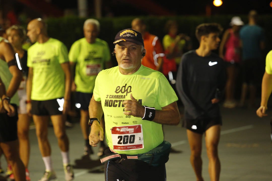 Una multitud de corredores recorrieron las calles de la ciudad iluminándola a cada zancada.