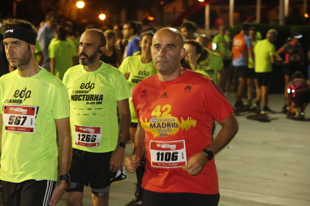 Una multitud de corredores recorrieron las calles de la ciudad iluminándola a cada zancada.