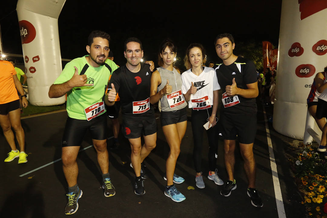 Una multitud de corredores recorrieron las calles de la ciudad iluminándola a cada zancada.
