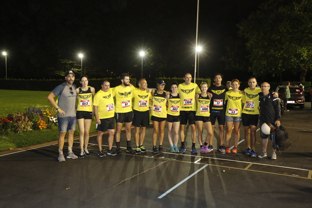 Una multitud de corredores recorrieron las calles de la ciudad iluminándola a cada zancada.