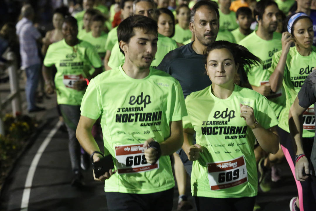 Una multitud de corredores recorrieron las calles de la ciudad iluminándola a cada zancada.
