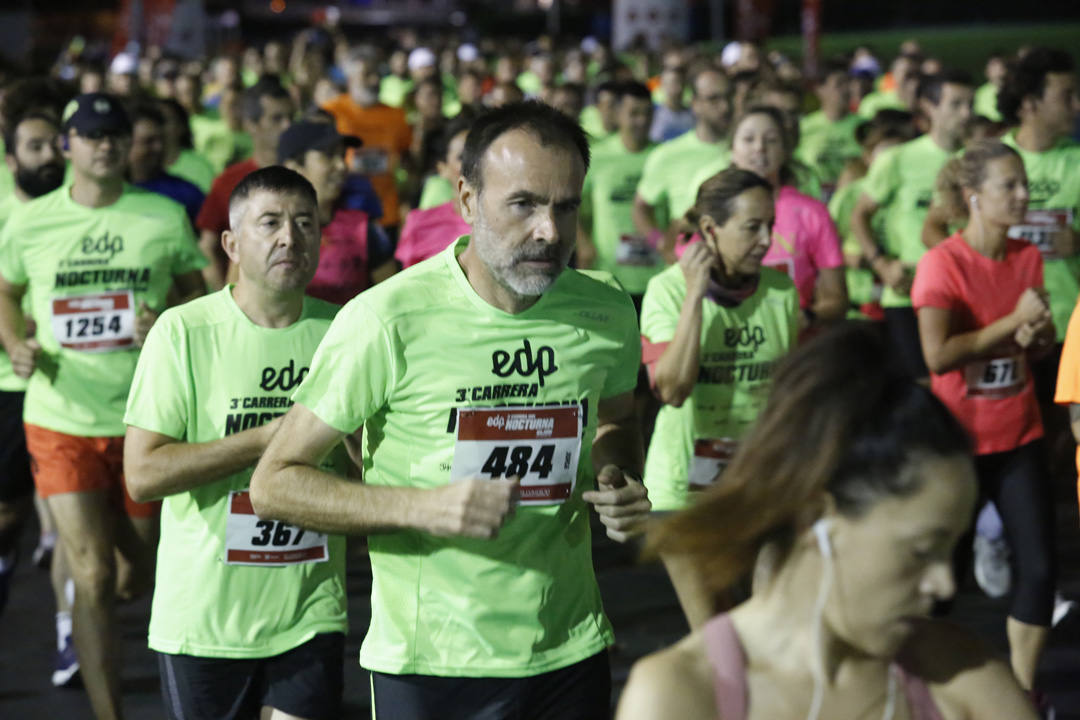 Una multitud de corredores recorrieron las calles de la ciudad iluminándola a cada zancada.