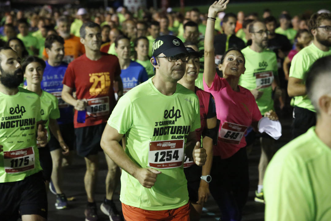 Una multitud de corredores recorrieron las calles de la ciudad iluminándola a cada zancada.