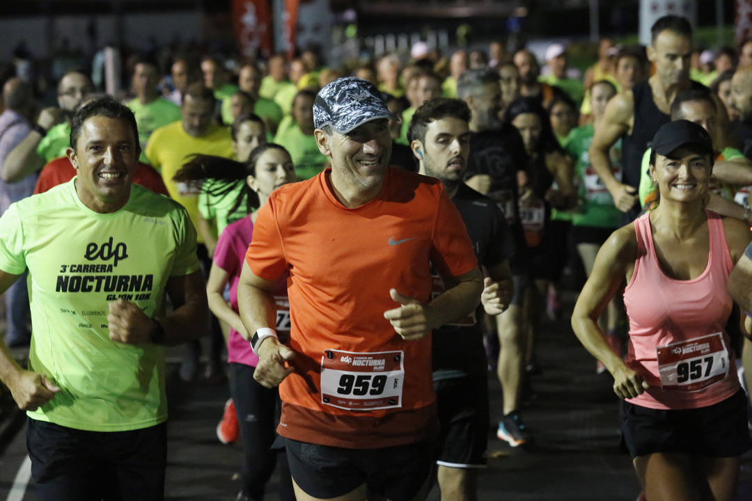 Una multitud de corredores recorrieron las calles de la ciudad iluminándola a cada zancada.