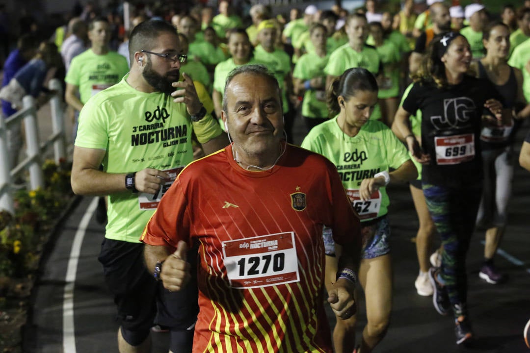 Una multitud de corredores recorrieron las calles de la ciudad iluminándola a cada zancada.