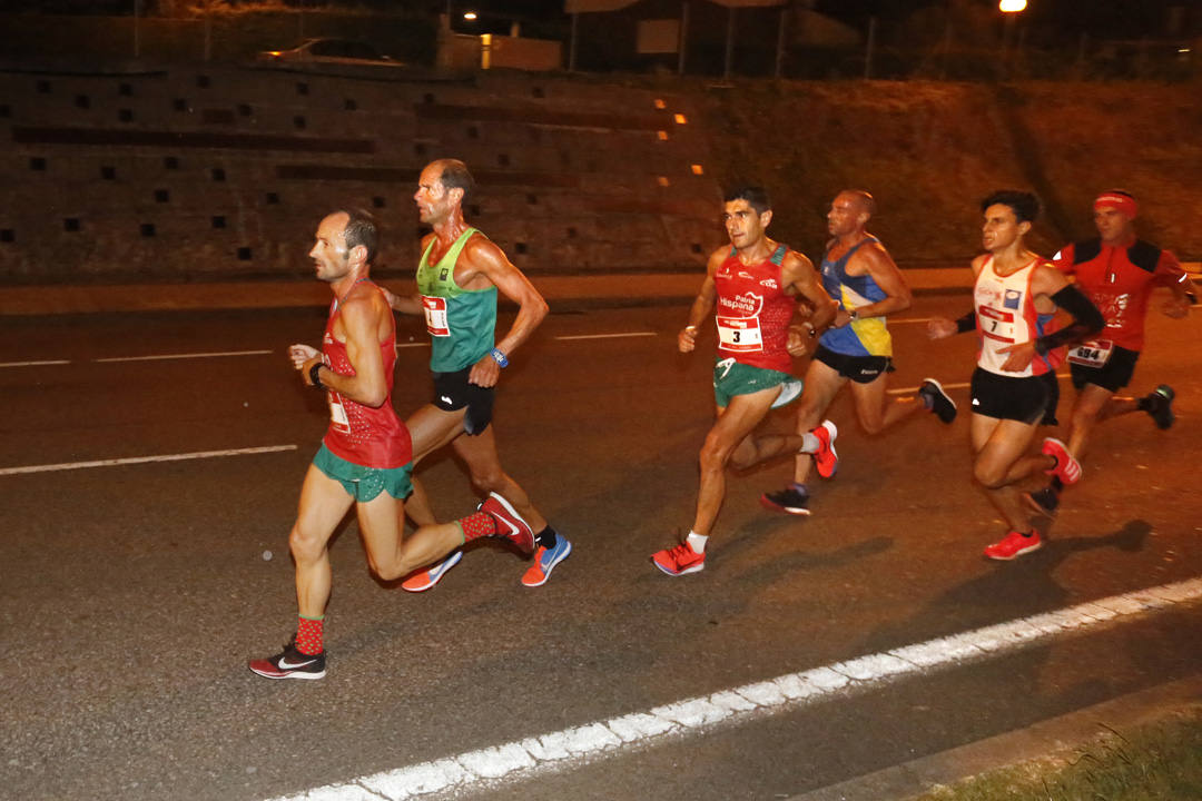 Una multitud de corredores recorrieron las calles de la ciudad iluminándola a cada zancada.